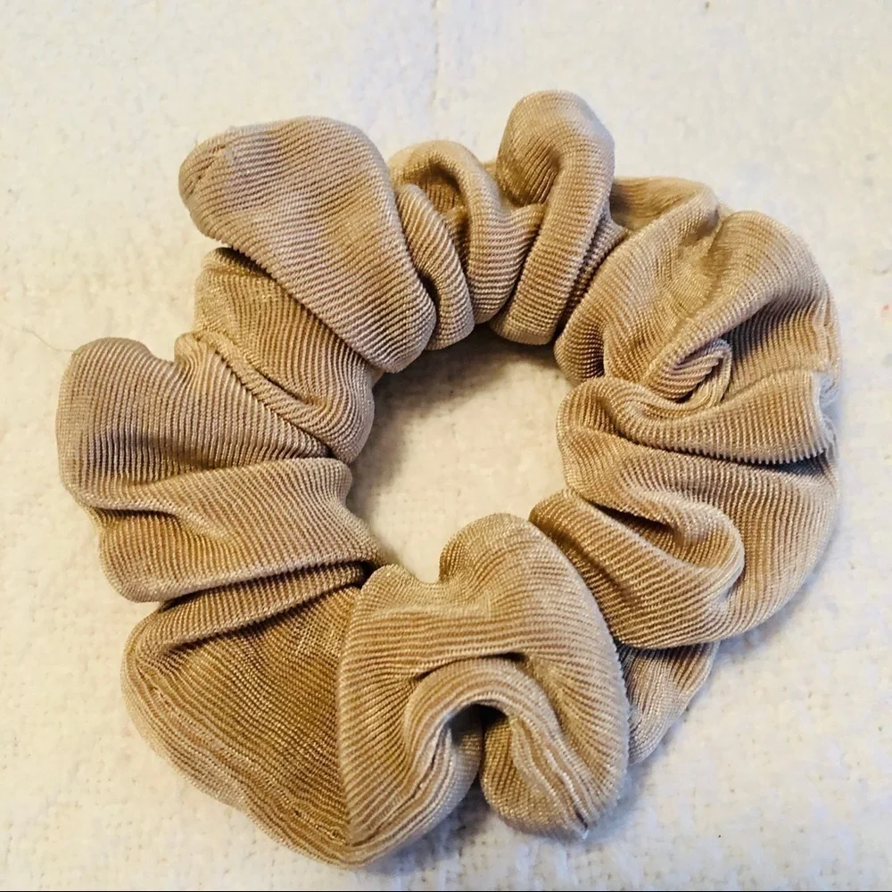 Bundle of Seven Hair Accessories Scrunchies Barrettes Bows Holiday Red Green